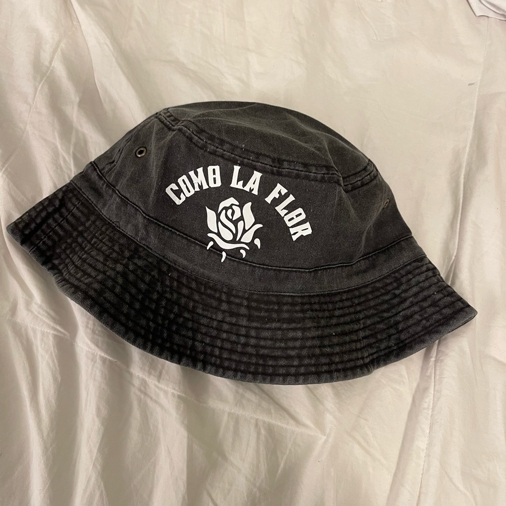 Selena Bucket hat Como La Flor Oversized